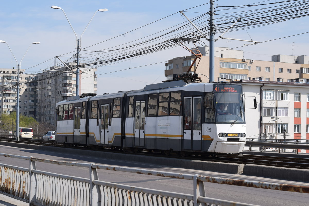 Straßenbahn der Linie 41 am 30.03.2016 auf der Grantbrücke in Bukarest