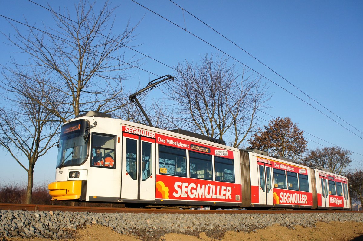 Straßenbahn Mainz / Mainzelbahn: Adtranz GT6M-ZR der MVG Mainz - Wagen 210, aufgenommen im Dezember 2016 zwischen Mainz-Lerchenberg und Mainz-Marienborn.