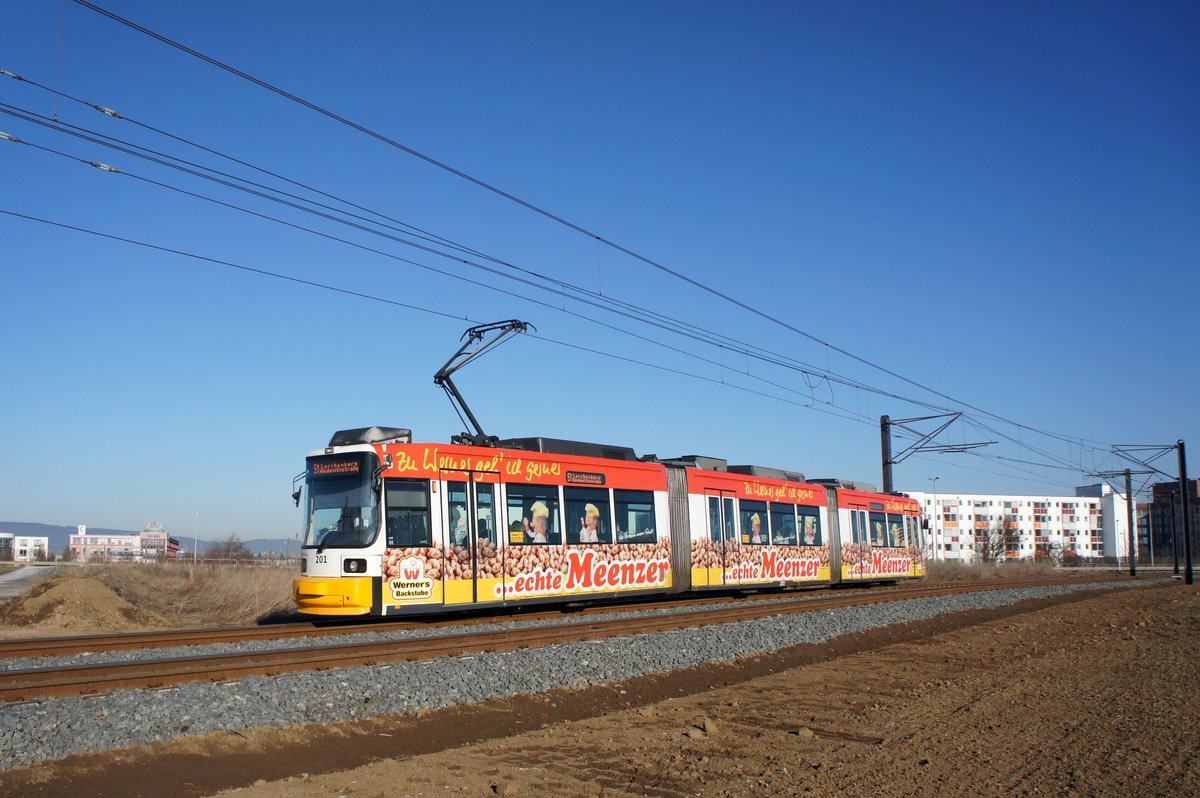 Straßenbahn Mainz / Mainzelbahn: Adtranz GT6M-ZR der MVG Mainz - Wagen 201, aufgenommen im Januar 2017 in Mainz-Bretzenheim.