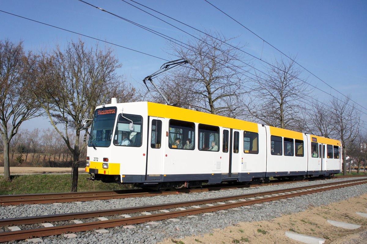 Straßenbahn Mainz / Mainzelbahn: Duewag / AEG M8C der MVG Mainz - Wagen 272, aufgenommen im März 2017 zwischen Mainz-Lerchenberg und Mainz-Marienborn.