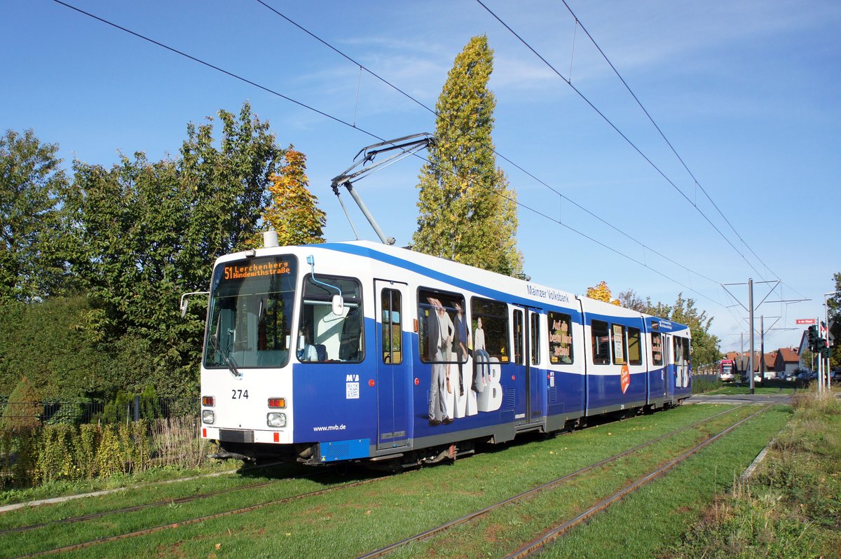 Straßenbahn Mainz / Mainzelbahn: Duewag / AEG M8C der MVG Mainz - Wagen 274, aufgenommen im Oktober 2017 in Mainz-Bretzenheim.