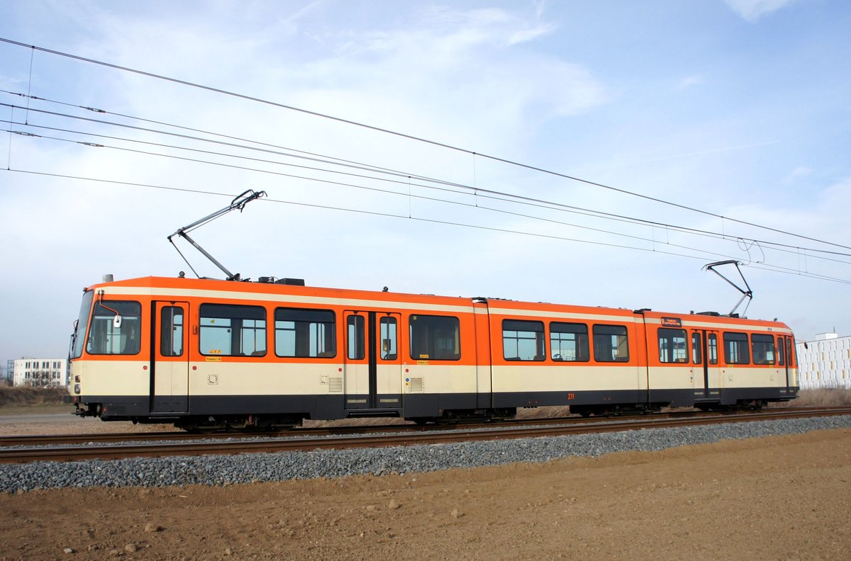 Straßenbahn Mainz / Mainzelbahn: Duewag / AEG M8C der MVG Mainz - Wagen 271, aufgenommen im Januar 2017 in Mainz-Bretzenheim.