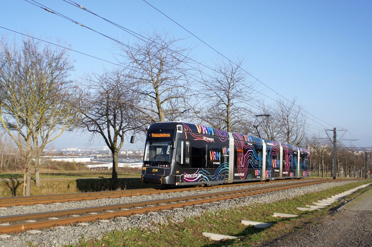 Straßenbahn Mainz / Mainzelbahn: Stadler Rail Variobahn der MVG Mainz - Wagen 234, aufgenommen im Dezember 2017 bei der Bergfahrt zwischen Mainz-Lerchenberg und Mainz-Marienborn.