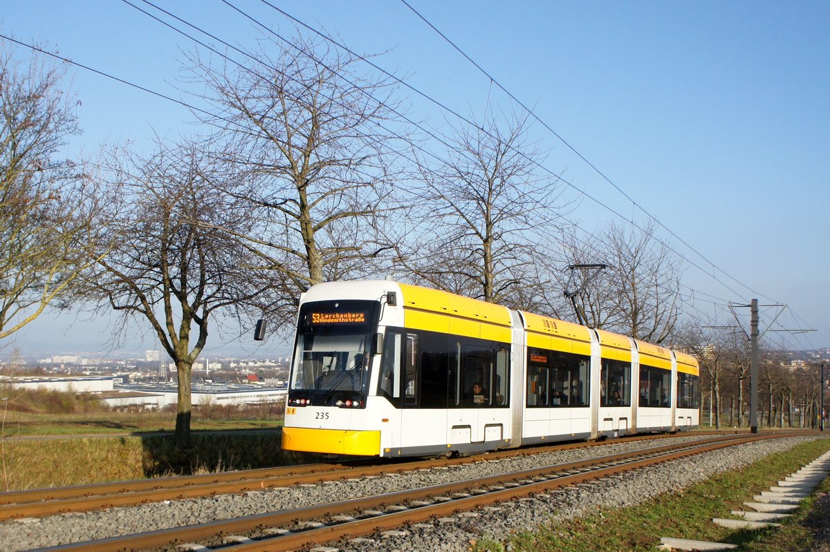 Straßenbahn Mainz / Mainzelbahn: Stadler Rail Variobahn der MVG Mainz - Wagen 235, aufgenommen im Dezember 2017 bei der Bergfahrt zwischen Mainz-Lerchenberg und Mainz-Marienborn.