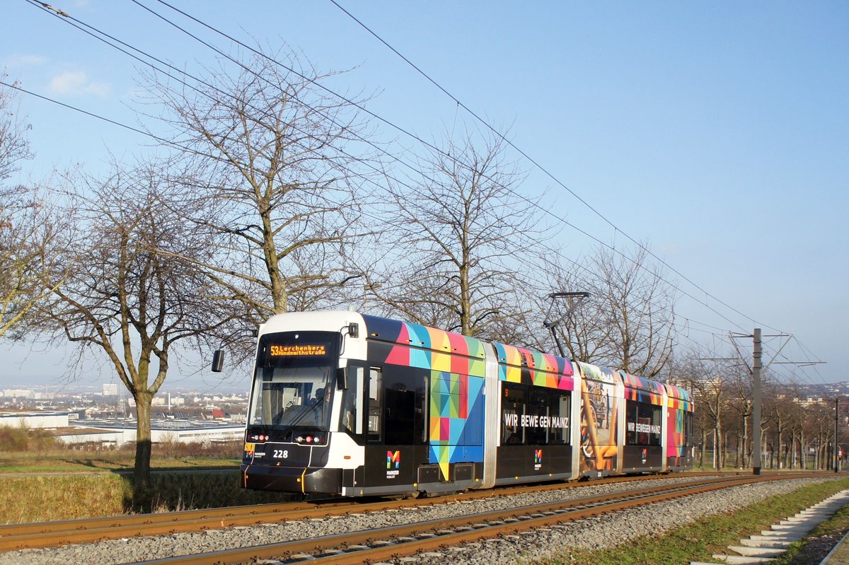 Straßenbahn Mainz / Mainzelbahn: Stadler Rail Variobahn der MVG Mainz - Wagen 228, aufgenommen im Dezember 2017 bei der Bergfahrt zwischen Mainz-Lerchenberg und Mainz-Marienborn.
