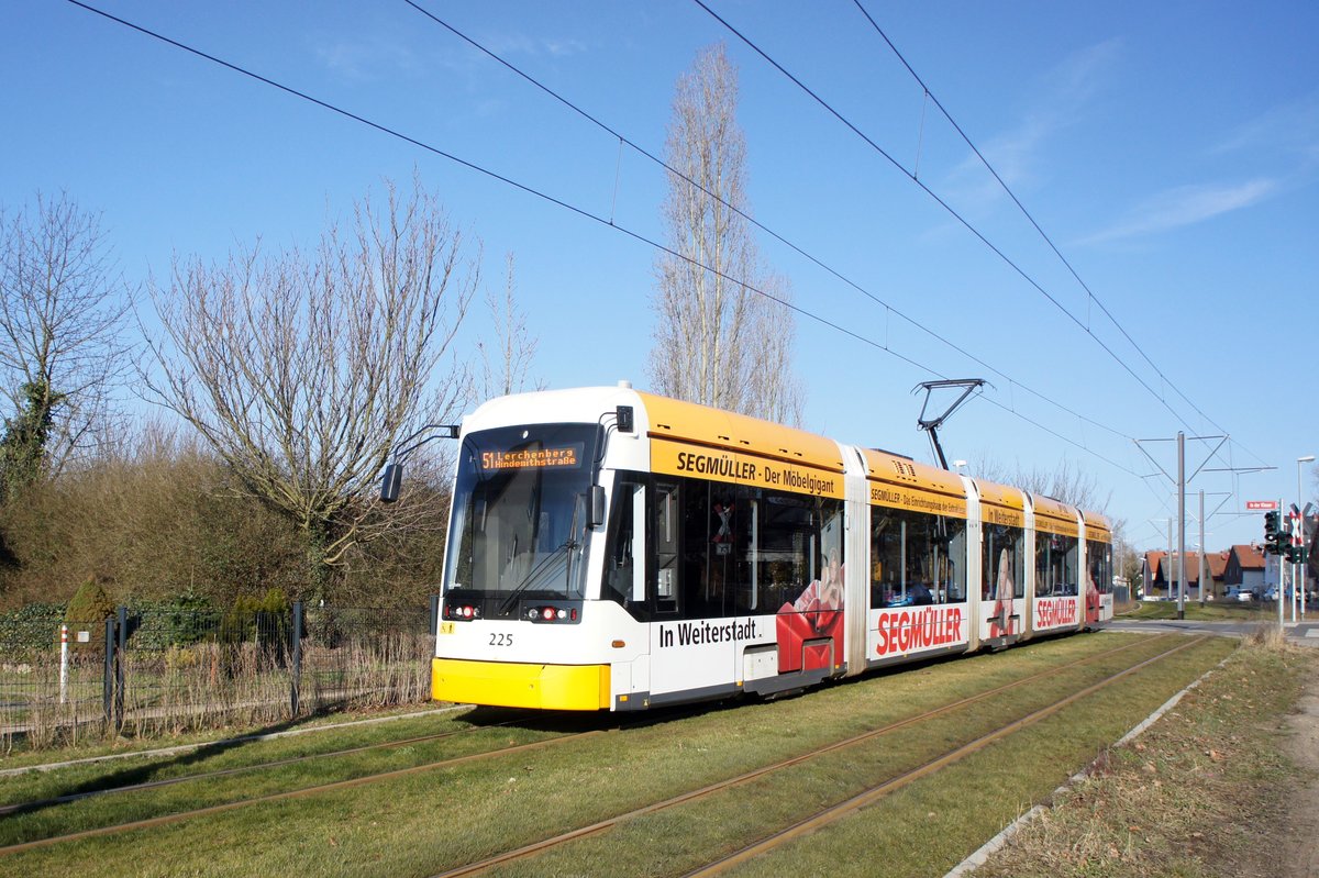 Straßenbahn Mainz / Mainzelbahn: Stadler Rail Variobahn der MVG Mainz - Wagen 225, aufgenommen im Februar 2018 in Mainz-Bretzenheim.