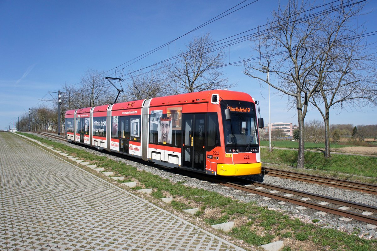 Straßenbahn Mainz / Mainzelbahn: Stadler Rail Variobahn der MVG Mainz - Wagen 221, aufgenommen im April 2018 bei der Talfahrt zwischen Mainz-Lerchenberg und Mainz-Marienborn.