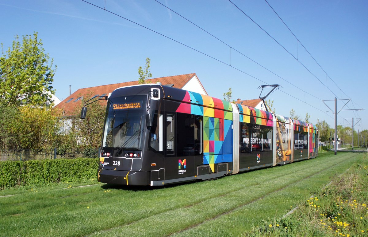 Straßenbahn Mainz / Mainzelbahn: Stadler Rail Variobahn der MVG Mainz - Wagen 228, aufgenommen im April 2018 in Mainz-Bretzenheim.