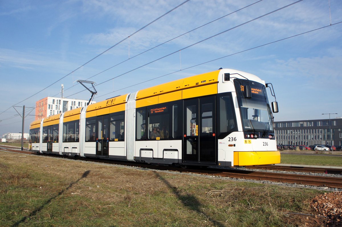 Straßenbahn Mainz / Mainzelbahn: Stadler Rail Variobahn der MVG Mainz - Wagen 236, aufgenommen im Dezember 2016 in Mainz-Bretzenheim.