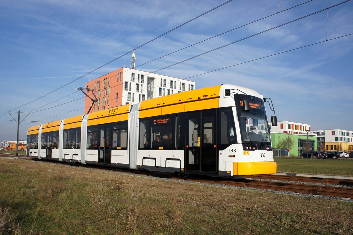 Straßenbahn Mainz / Mainzelbahn: Stadler Rail Variobahn der MVG Mainz - Wagen 233, aufgenommen im Dezember 2016 in Mainz-Bretzenheim.