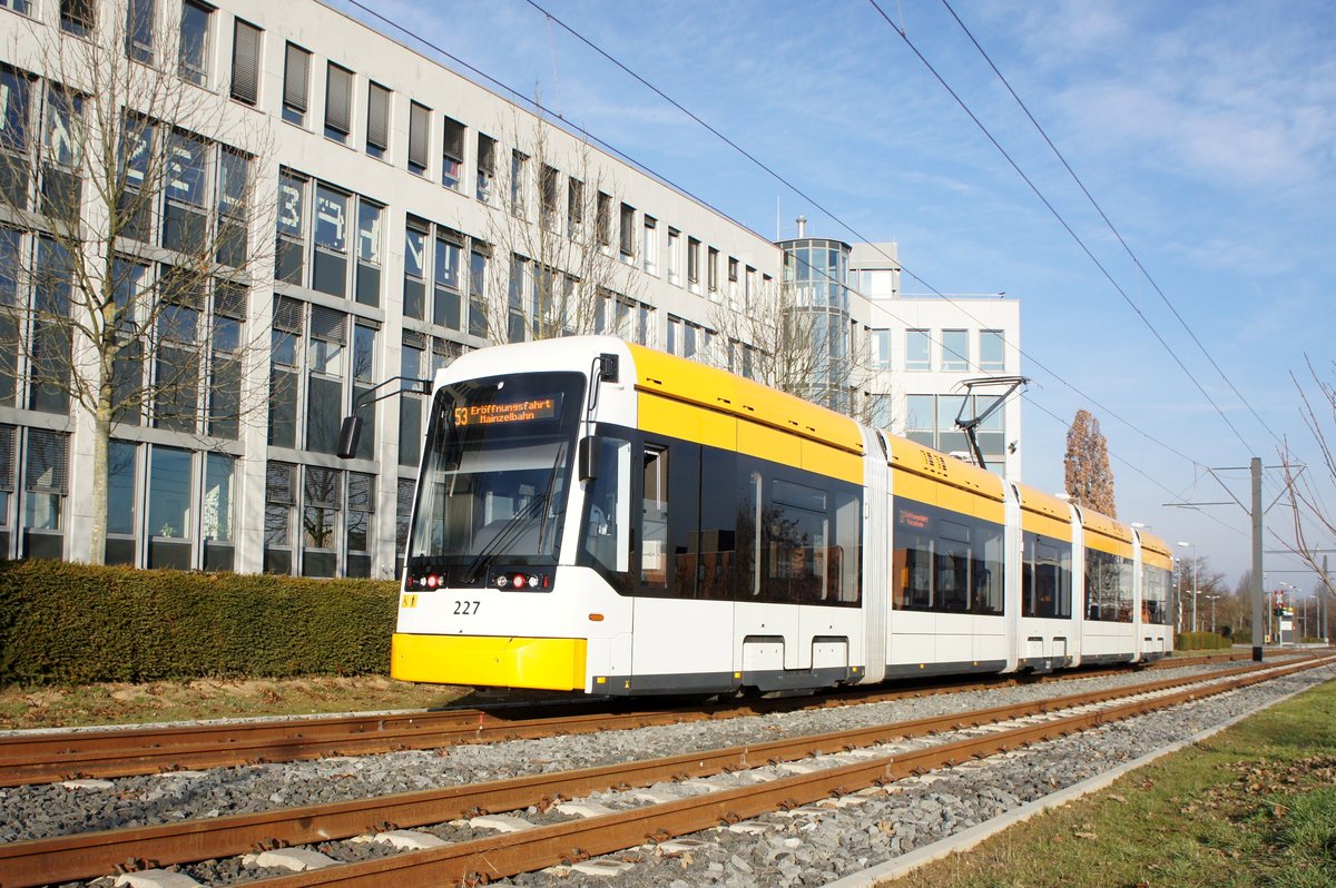 Straßenbahn Mainz / Mainzelbahn: Stadler Rail Variobahn der MVG Mainz - Wagen 227, aufgenommen im Dezember 2016 zwischen Mainz-Lerchenberg und Mainz-Marienborn.