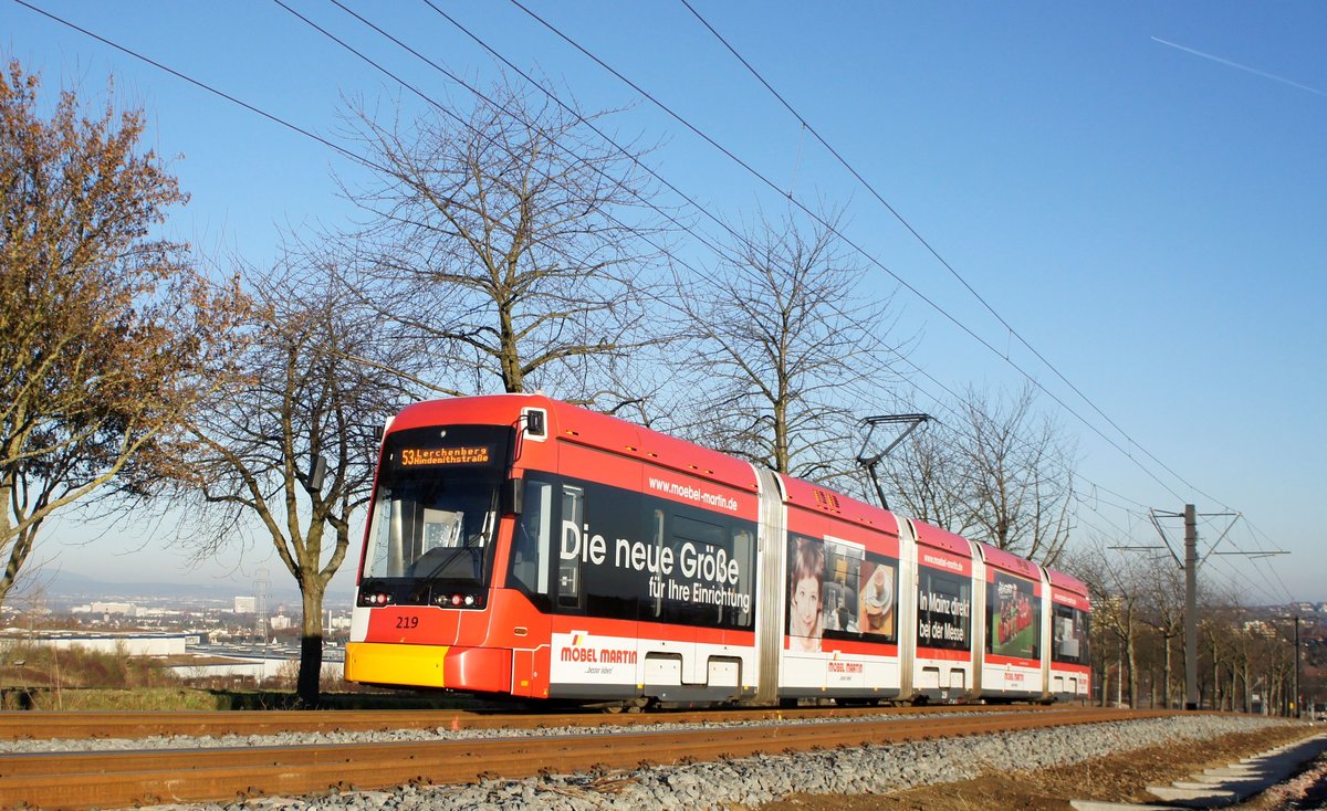 Straßenbahn Mainz / Mainzelbahn: Stadler Rail Variobahn der MVG Mainz - Wagen 219, aufgenommen im Dezember 2016 zwischen Mainz-Lerchenberg und Mainz-Marienborn.