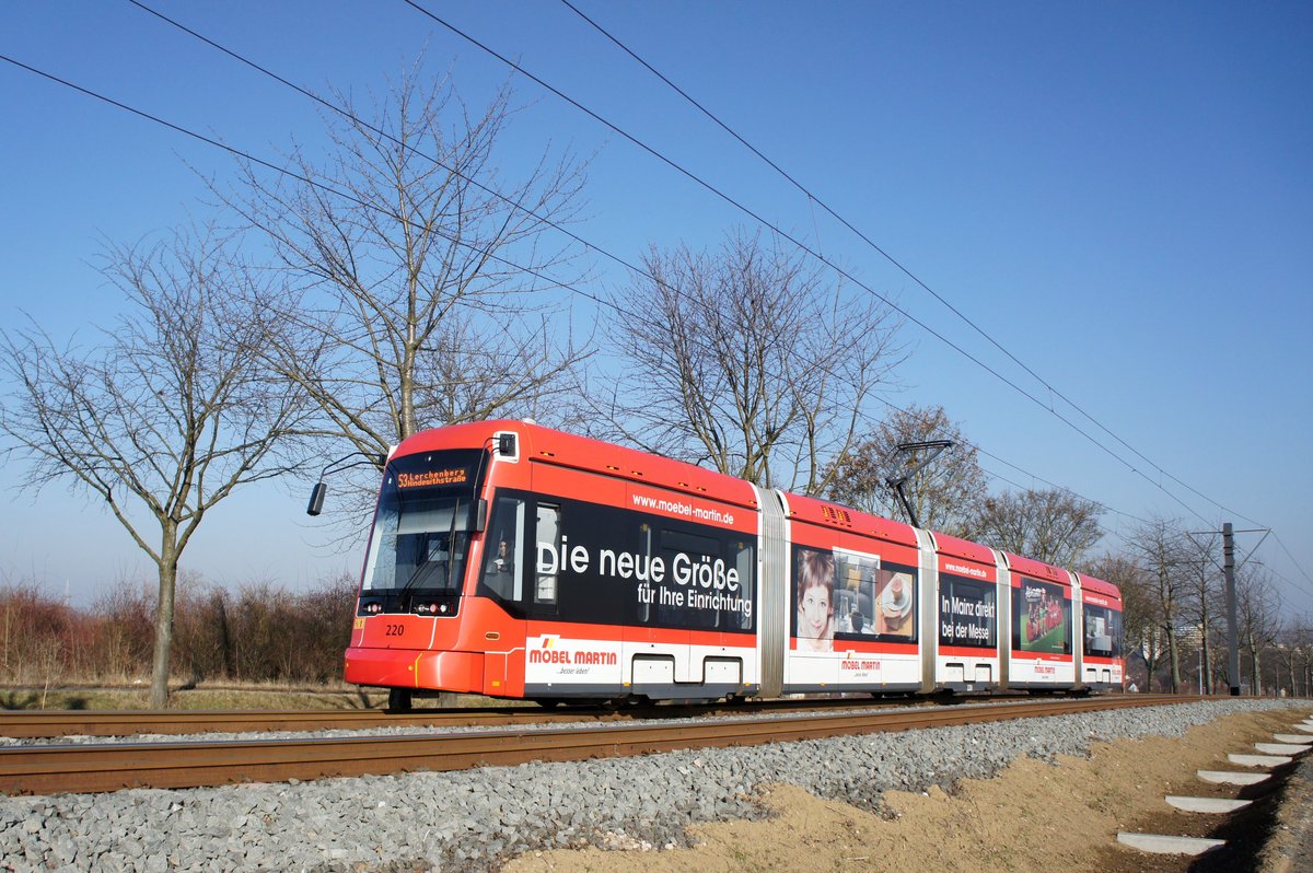 Straßenbahn Mainz / Mainzelbahn: Stadler Rail Variobahn der MVG Mainz - Wagen 220, aufgenommen im Februar 2017 zwischen Mainz-Lerchenberg und Mainz-Marienborn.