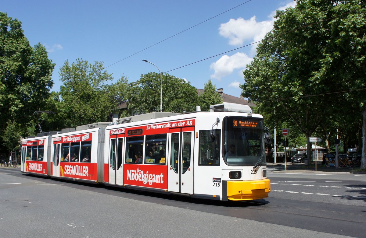 Straßenbahn Mainz: Adtranz GT6M-ZR der MVG Mainz - Wagen 215, aufgenommen im Mai 2018 an der Haltestelle  Goethestraße  in Mainz.