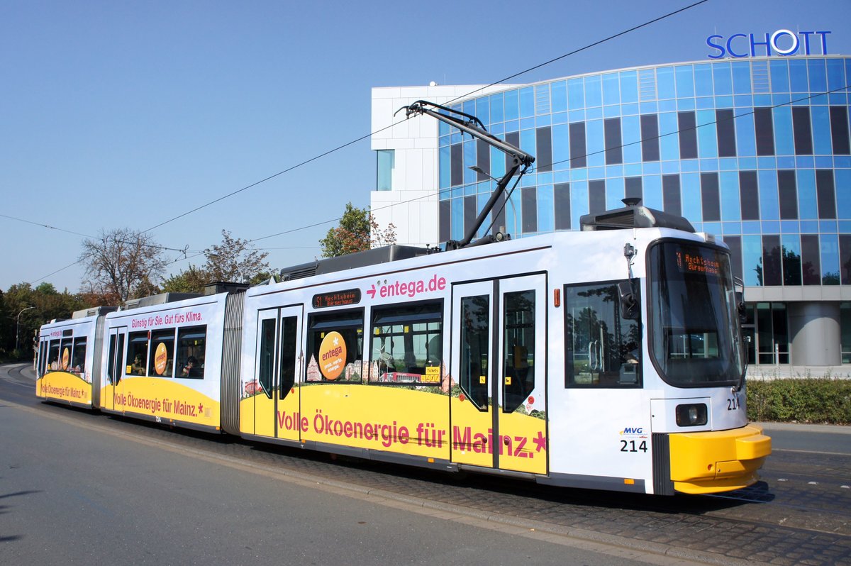 Straßenbahn Mainz: Adtranz GT6M-ZR der MVG Mainz - Wagen 214, aufgenommen im September 2016 in der Nähe der Haltestelle  Bismarckplatz  in Mainz.