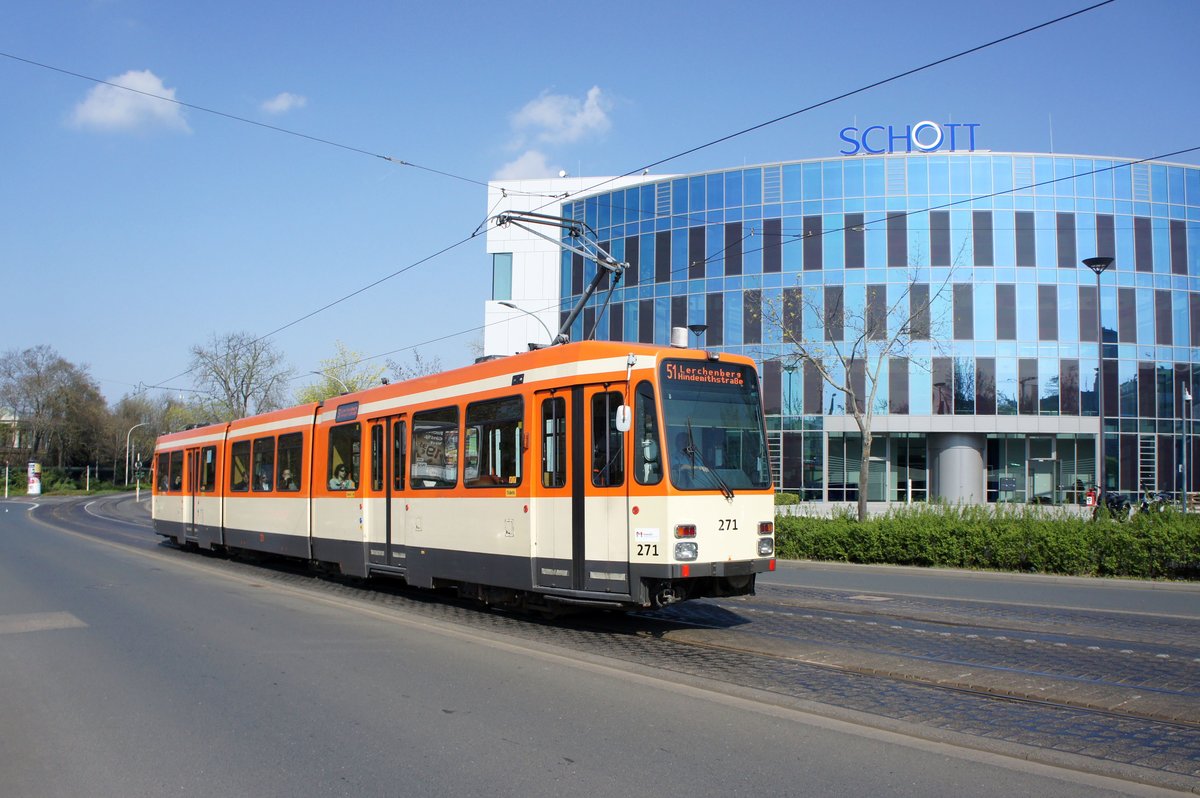 Straßenbahn Mainz: Duewag / AEG M8C der MVG Mainz - Wagen 271, aufgenommen im April 2017 in der Nähe der Haltestelle  Bismarckplatz  in Mainz.