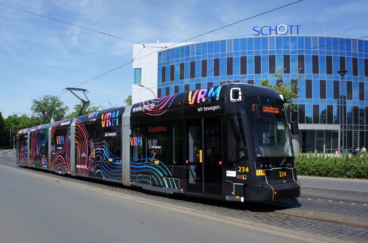 Straßenbahn Mainz: Stadler Rail Variobahn der MVG Mainz - Wagen 234, aufgenommen im Mai 2017 in der Nähe der Haltestelle  Bismarckplatz  in Mainz.