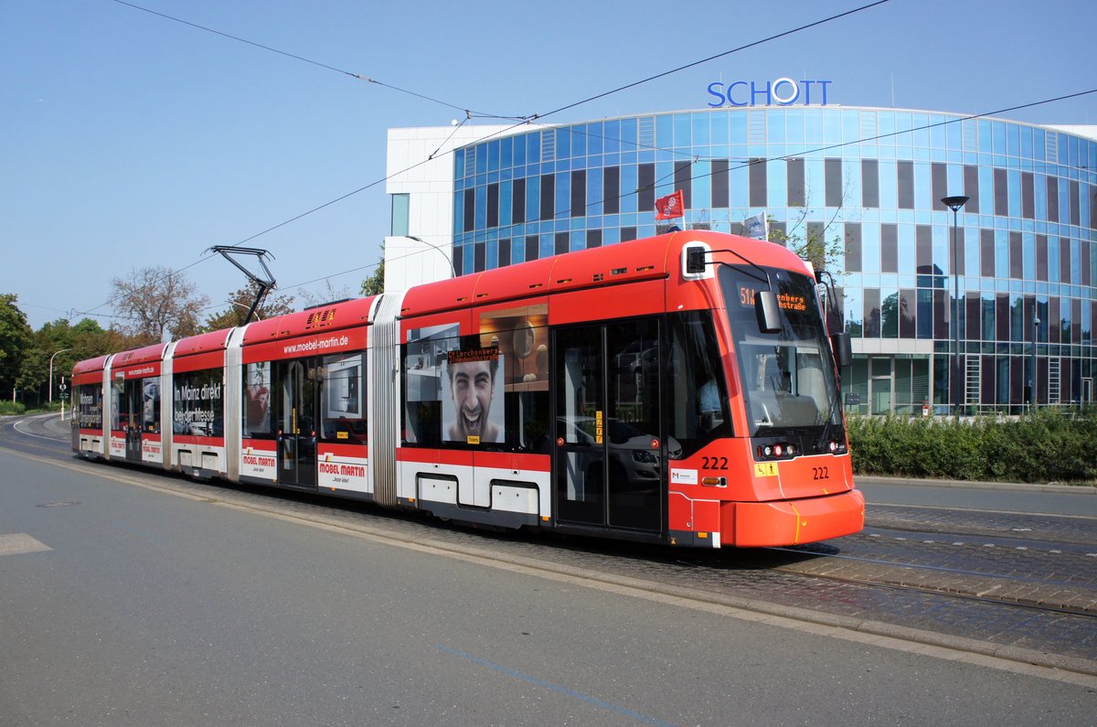 Straßenbahn Mainz: Stadler Rail Variobahn der MVG Mainz - Wagen 222, aufgenommen im August 2017 in der Nähe der Haltestelle  Bismarckplatz  in Mainz.