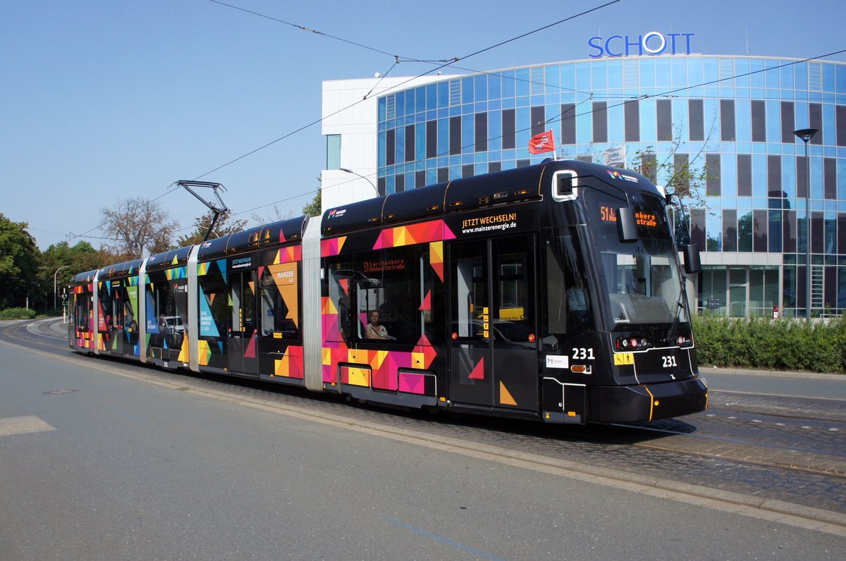 Straßenbahn Mainz: Stadler Rail Variobahn der MVG Mainz - Wagen 231, aufgenommen im August 2017 in der Nähe der Haltestelle  Bismarckplatz  in Mainz.