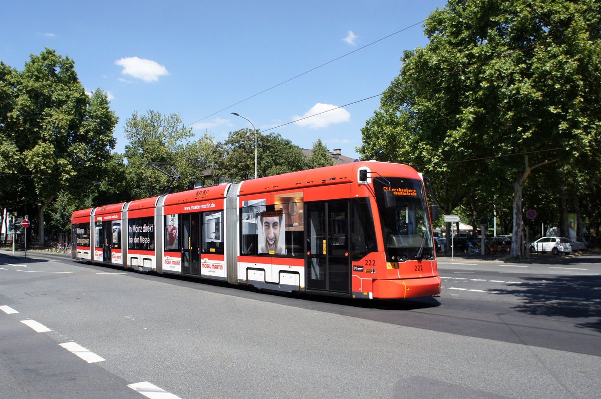 Straßenbahn Mainz: Stadler Rail Variobahn der MVG Mainz - Wagen 222, aufgenommen im Juni 2018 an der Haltestelle  Goethestraße  in Mainz.