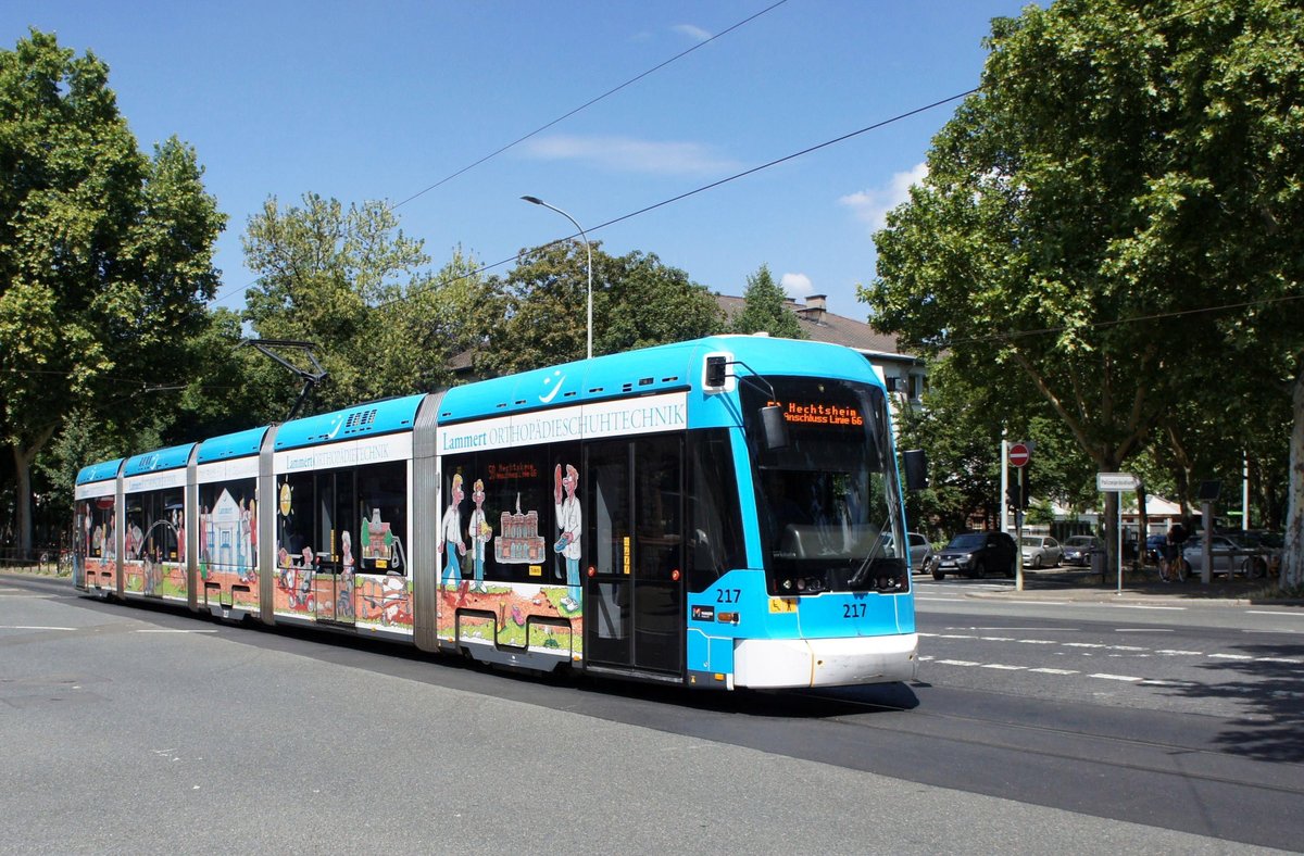 Straßenbahn Mainz: Stadler Rail Variobahn der MVG Mainz - Wagen 217, aufgenommen im Juli 2018 an der Haltestelle  Goethestraße  in Mainz.