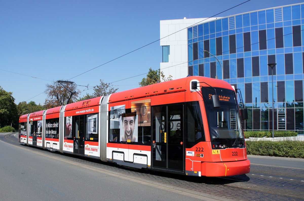 Straßenbahn Mainz: Stadler Rail Variobahn der MVG Mainz - Wagen 222, aufgenommen im August 2016 in der Nähe der Haltestelle  Bismarckplatz  in Mainz.
