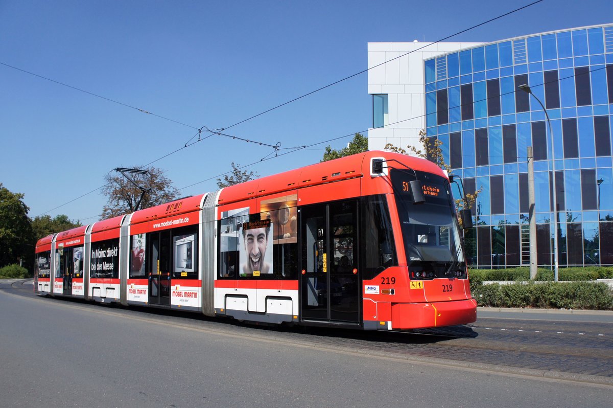 Straßenbahn Mainz: Stadler Rail Variobahn der MVG Mainz - Wagen 219, aufgenommen im August 2016 in der Nähe der Haltestelle  Bismarckplatz  in Mainz.