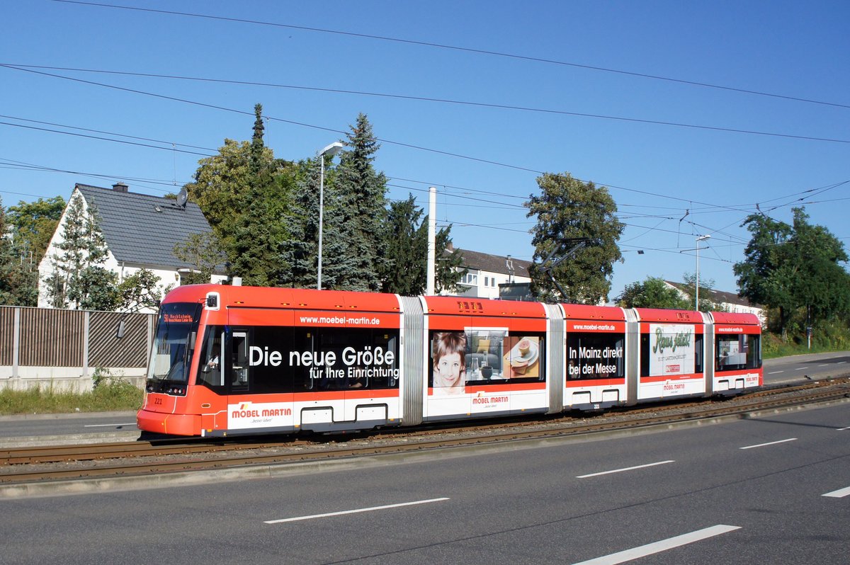 Straßenbahn Mainz: Stadler Rail Variobahn der MVG Mainz - Wagen 221, aufgenommen im August 2016 in Mainz-Hechtsheim.