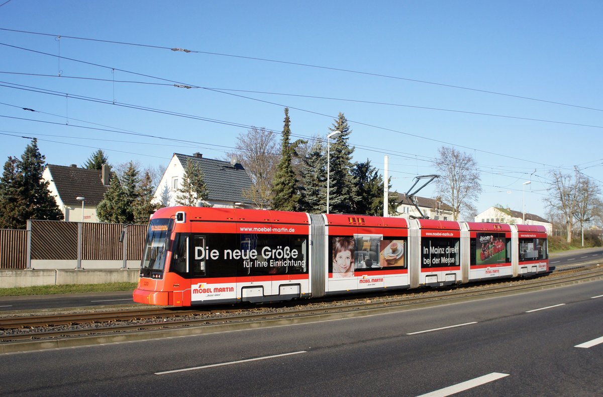 Straßenbahn Mainz: Stadler Rail Variobahn der MVG Mainz - Wagen 220, aufgenommen im November 2016 in Mainz-Hechtsheim.