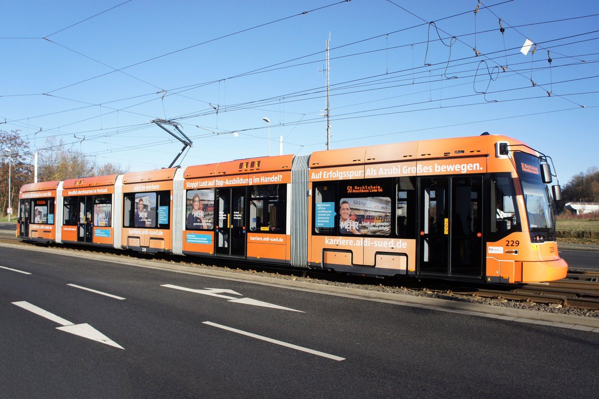 Straßenbahn Mainz: Stadler Rail Variobahn der MVG Mainz - Wagen 229, aufgenommen im November 2016 in Mainz-Hechtsheim.