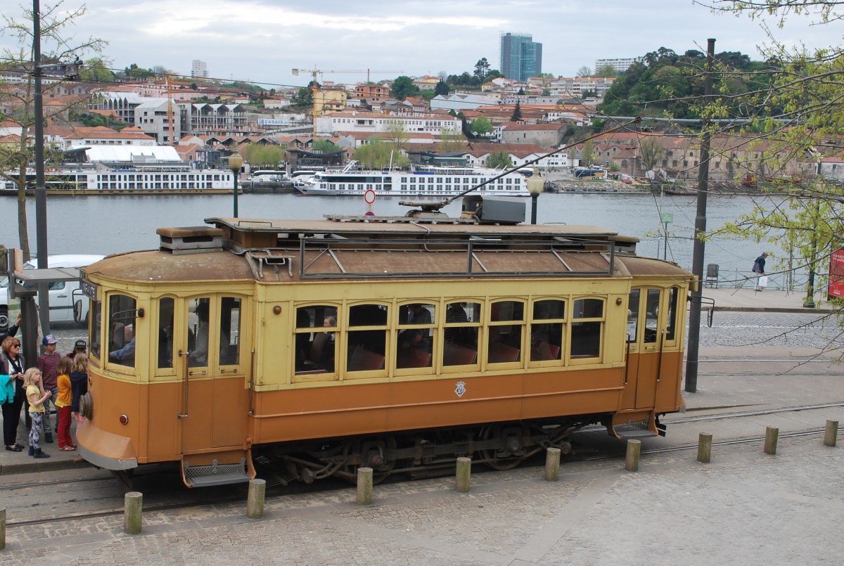 Straßenbahn von Porto an der Endstation  Infante  am 8. April 2015.