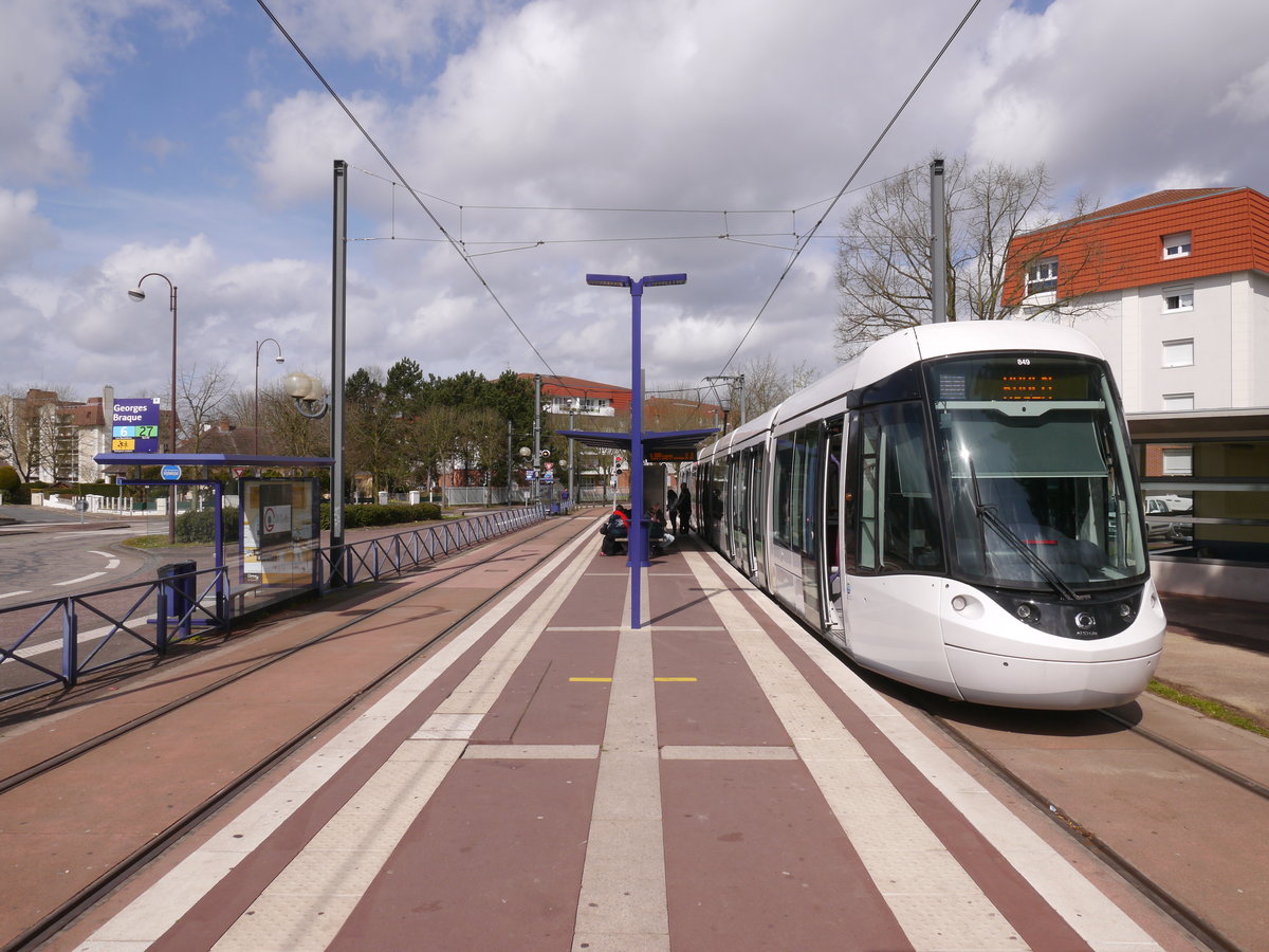 Straßenbahn TCAR-Astuce-849 (Typ Citadis402 Alstom) in der Endhaltestelle Georges-Braque des einen Streckenastes.
In Rouen führt die Straßenbahn auf dem Teilstück durch die Innenstadt durch einen Tunnel. Dies führte, neben dem damals am Beginn des neuen Straßenbahnzeitalters in Frankreich, von den Verantwortlichen als attraktiver gesehenen Namen, dazu, dass die Tramway hier in Rouen als Métro bezeichnet wird, auch wenn es eine klassische Straßenbahn ist.
27.03.2016 Le-Grand-Quevilly_Georges-Braque