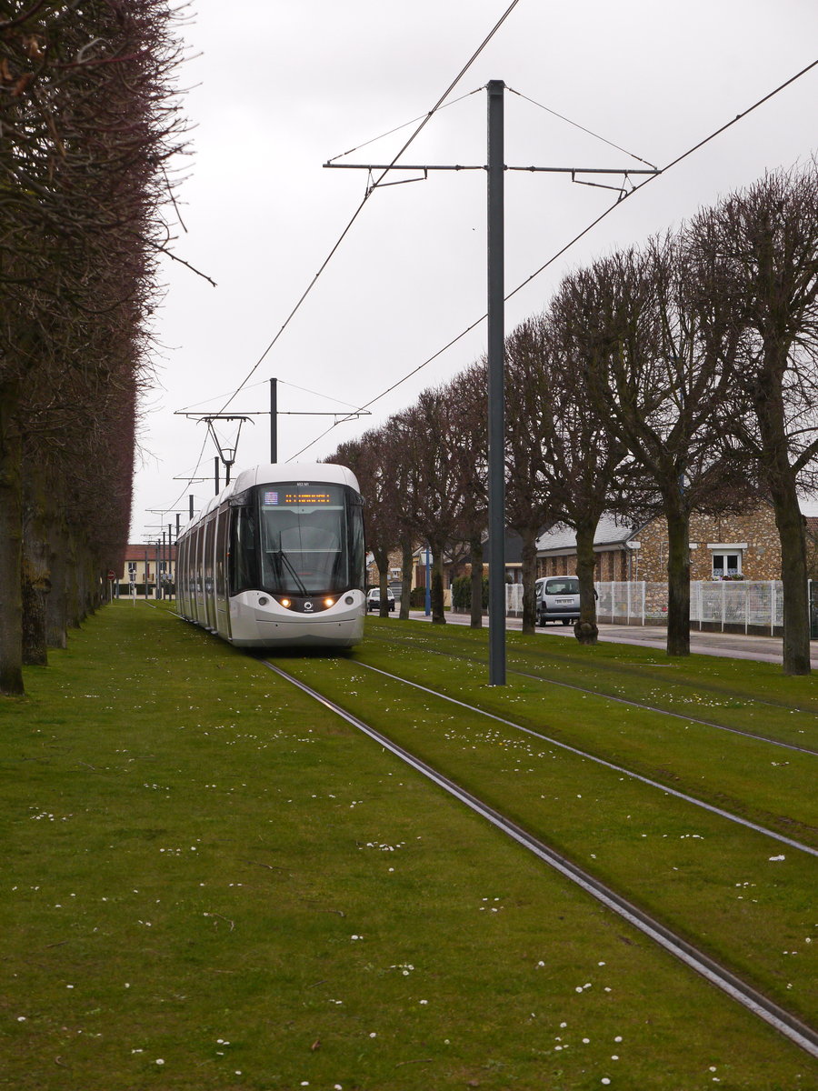 Straßenbahn TCAR-Astuce-853 (Typ Citadis402 Alstom) stadtauswärts unterwegs auf perfektem Rasengleis.
Die Tramway wird in Rouen auch als Métro bezeichnet wird, auch wenn es eine klassische Straßenbahn ist. 
27.03.2016 Sotteville Mail-Colonel-Fabien 