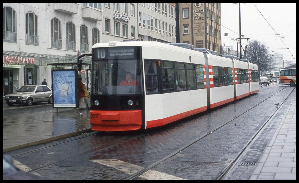 Straßenbahn WAgen 3037 noch ohne Reklame am 5.3.1995 am Hauptbahnhof in Bremen.