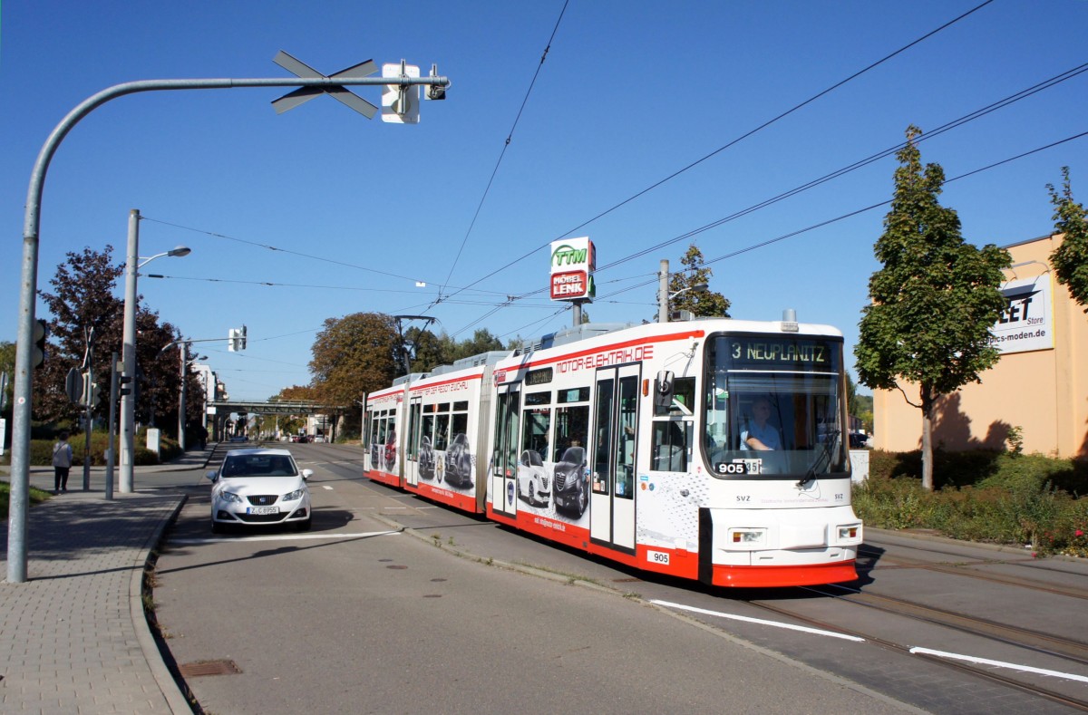 Straßenbahn Zwickau: MAN / AEG GT6M der SVZ Zwickau - Wagen 905, aufgenommen im Oktober 2015 an der Haltestelle  Steinkohlenwerk / Glück-Auf-Center  in Zwickau.