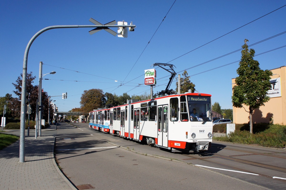 Straßenbahn Zwickau: Tatra KT4D der SVZ Zwickau - Wagen 947 sowie Tatra KT4D - Wagen 936, aufgenommen im Oktober 2015 an der Haltestelle  Steinkohlenwerk / Glück-Auf-Center  in Zwickau.