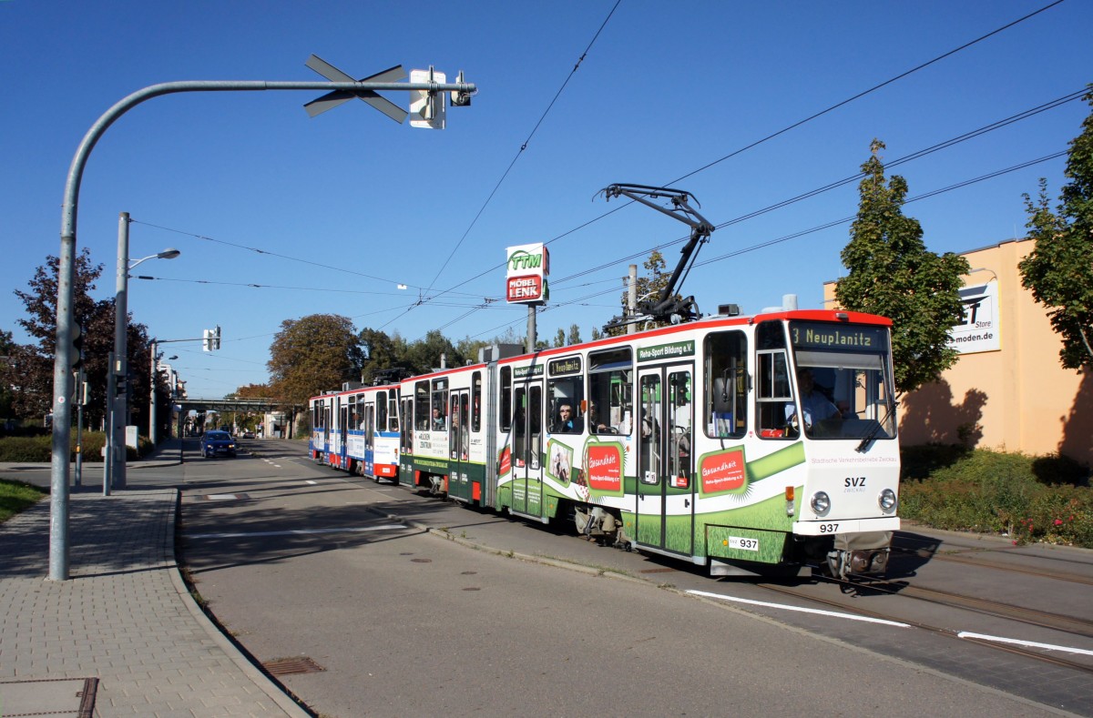 Straßenbahn Zwickau: Tatra KT4D der SVZ Zwickau - Wagen 937 sowie Tatra KT4D - Wagen 932, aufgenommen im Oktober 2015 an der Haltestelle  Steinkohlenwerk / Glück-Auf-Center  in Zwickau.