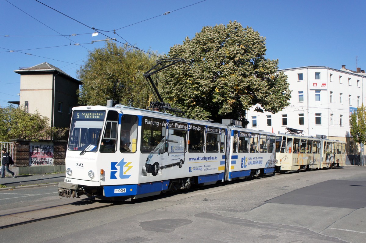 Straßenbahn Zwickau: Tatra KT4D der SVZ Zwickau - Wagen 934 sowie Tatra KT4D - Wagen 946, aufgenommen im Oktober 2015 am Hauptbahnhof in Zwickau.