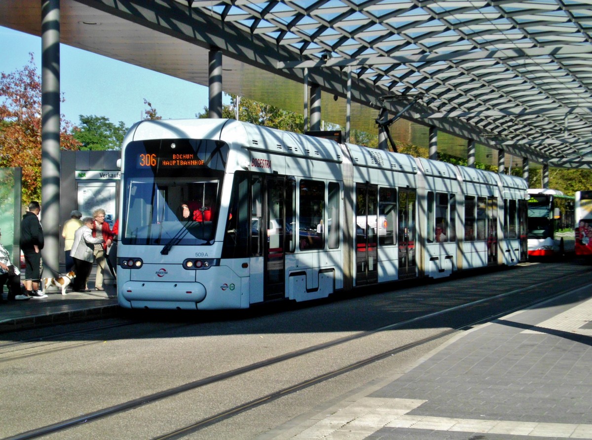Straßenbahnlinie 306 nach Bochum Hauptbahnhof an der Haltestelle Herne Wanne-Eickel Am Buschmannshof.(4.10.2014)
