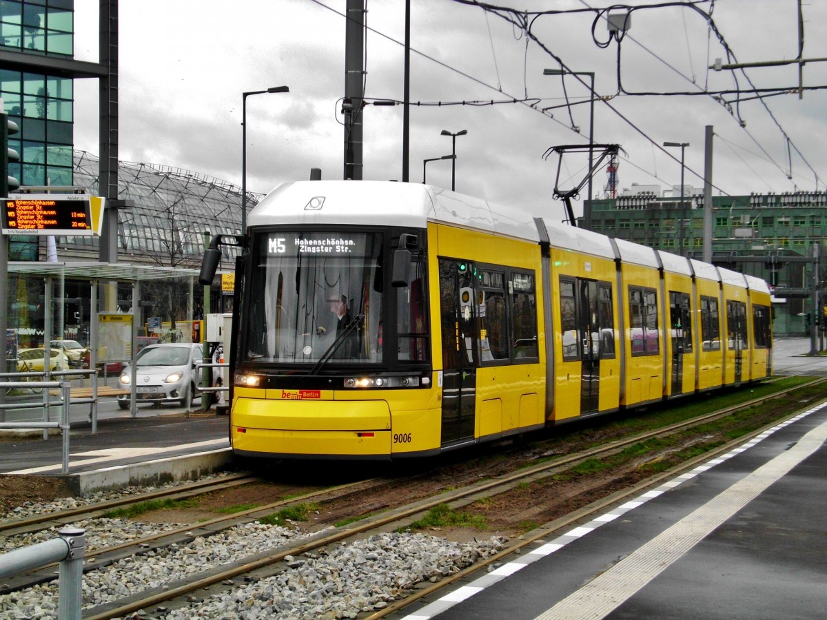 Straßenbahnlinie M5 nach Berlin Hohenschönhausen Zingster Straße am Hauptbahnhof Berlin.(23.12.2014)
