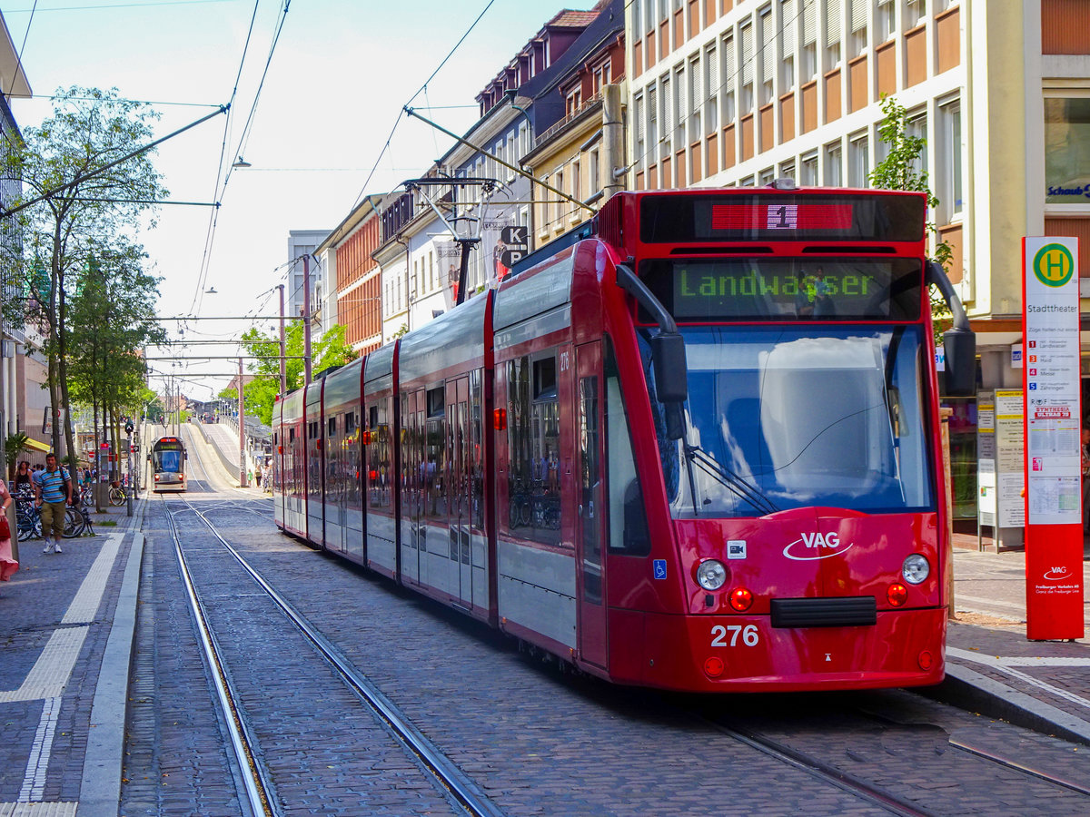 Straßenbahnzug 276 auf der Linie 1 nach Landwasser in der Haltestelle Stadttheater, 29.07.2018.