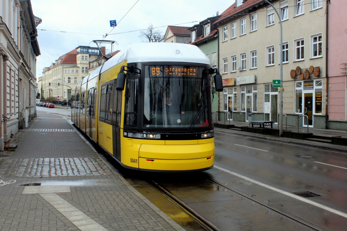 Strausberg STE SL 89: Der Flexity 0041 erreicht am 31. März 2015 die Endhaltestelle Lustgarten.