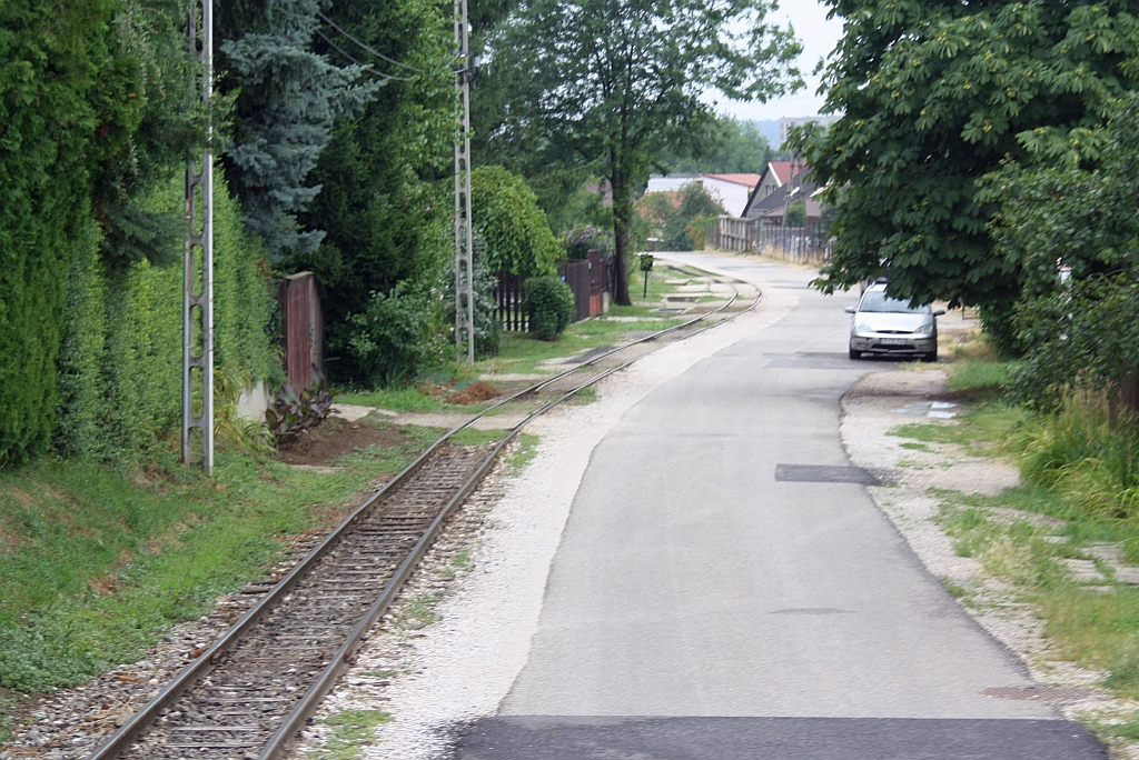 Streckenabschnitt der LAEV (Lillafüredi Állami Erdei Vasút) im Bereich der Hst. Diosgyör. Bild vom 08.Juli 2014.