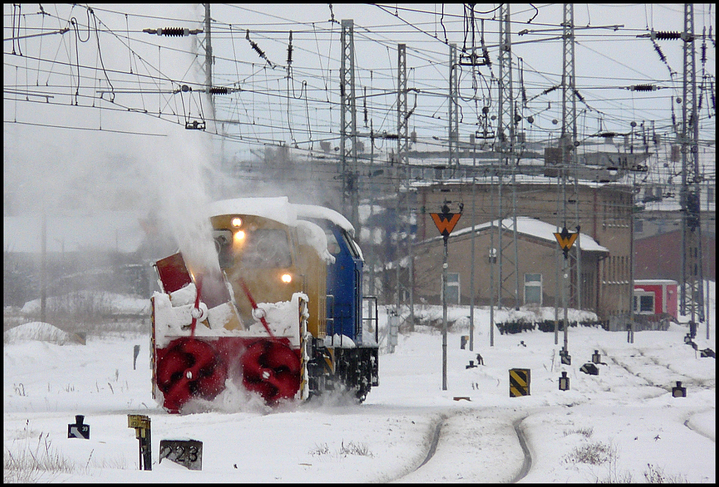 Sturmtief „Queen“ hatte im Februar 2010 den Nordosten in ein Schneechaos gestürzt, in dessen folge einige Bahnstrecken gesperrt werden mussten. Am 13.02.2010 verlässt PRESS 204 010-6 mit einer Schneeschleuder den Stralsunder Hbf zu einer Räumfahrt auf die immer noch voll gesperrte KBS 203.