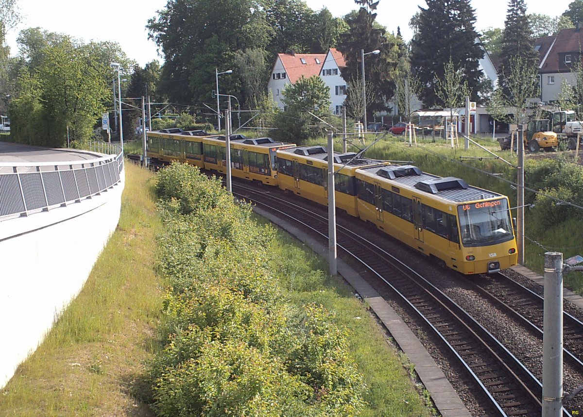 Stuttgart, eine Doppeltraktion DT8.11 als U6 Richtung Gerlingen, hier zwischen Möhringen BF und Riedsee.