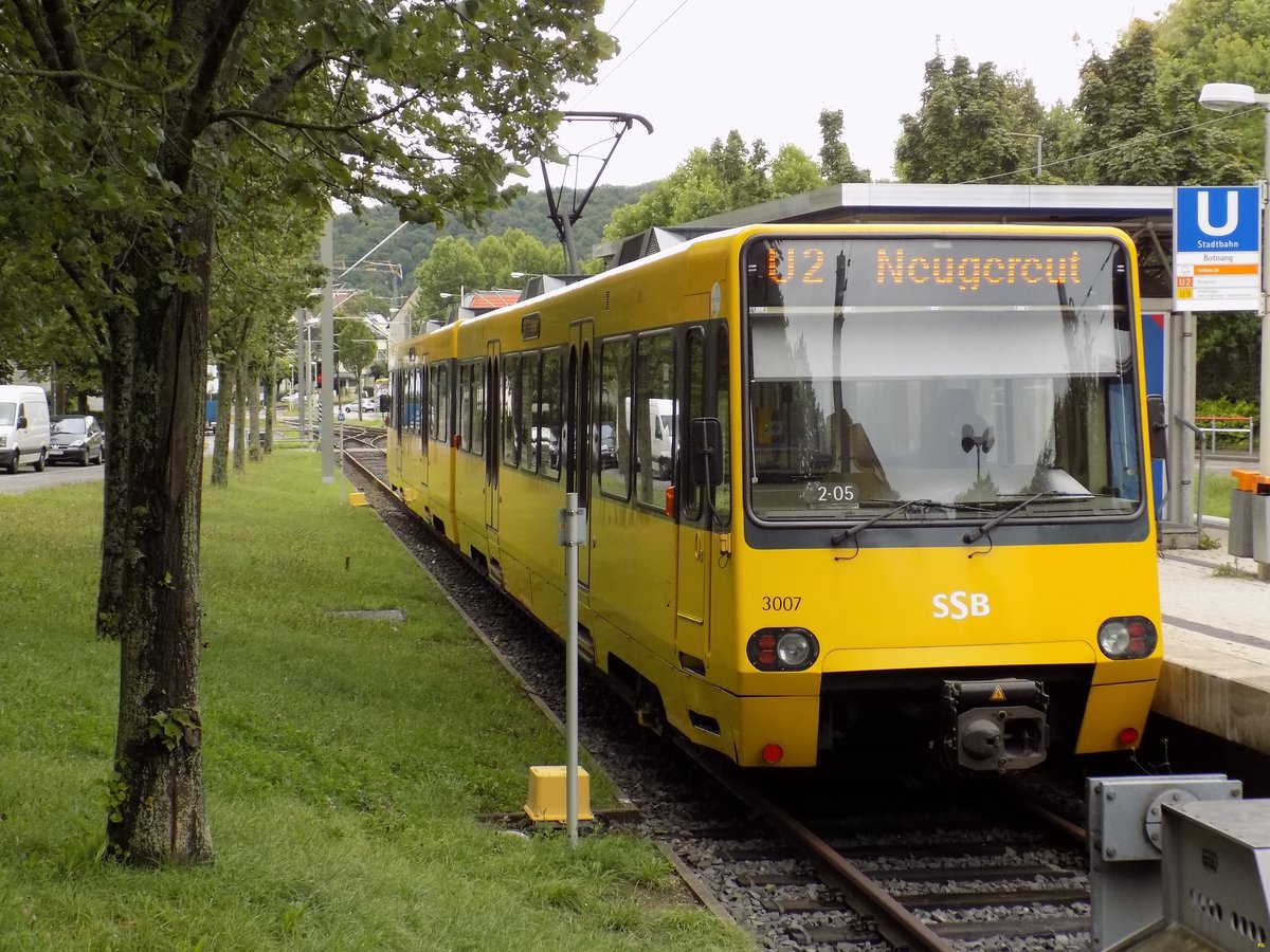 Stuttgart, ein schöner Sommertag an der Endhaltestelle Botnang. Die alte Stadtbahnfahrzeug der Typ DT8.4 3007/3008 steht abfahrt bereit als U2 Richtung Neugereut.