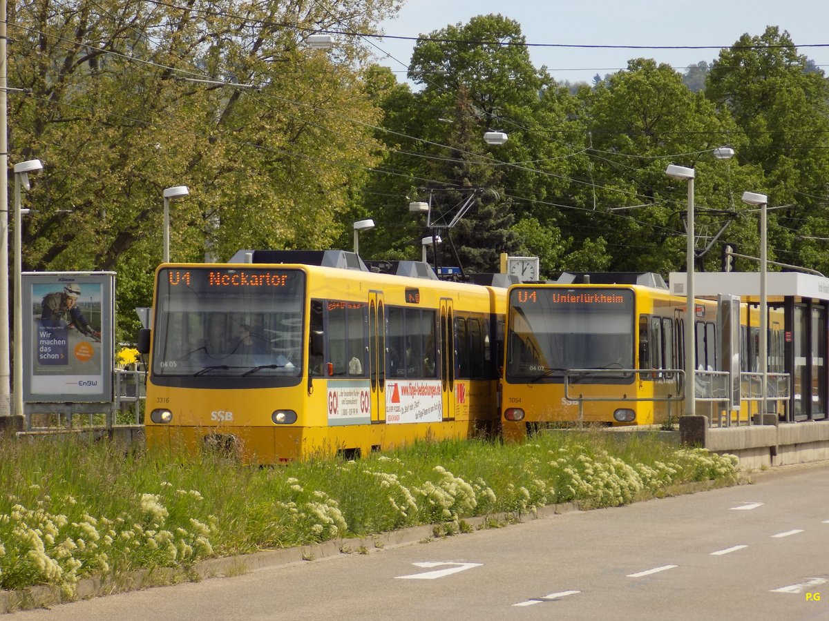 Stuttgart, Haltestelle Brendle (Großmarkt). Links ist eine DT8.10 3315/3316 als U4 Richtung Neckartor. Rechts ist eine DT8.4 3053/3054 Richtung Untertürkheim BF