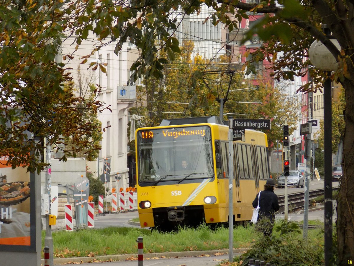 Stuttgart, hier zwischen Schloss-/Johannestraße und Schwab-/Bebelstraße fährt die DT8.4 3063/3064 als U9 Richtung Vogelsang