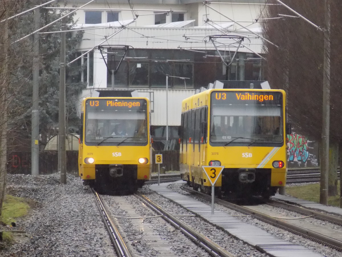 Stuttgart, links eine DT8.4 3079/3080 als U3 Richtung Plieningen. Rechts; eine DT8.4 3077/3078 als U3 Richtung Vaihingen BF, hier zwischen Wallgraben und Jurastraße.