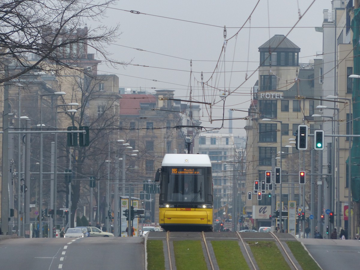 Stuttgart? Nein, ganz so stark sind in Berlin die Steigungen nicht, aber dennoch ergibt die neue Strecke entlang der Invalidenstraße ein schönes  Bergfotomotiv . 14.12.2014